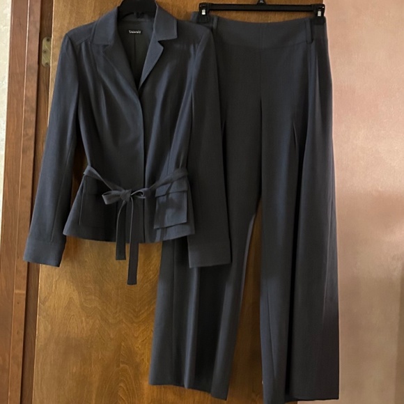 Tahari Dark Gray Suit Jacket, Size 8 - Picture 13 of 16